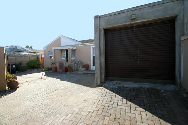 STUNNING 3-BEDROOM FAMILY HOME IN A QUIET AND SAFE AREA

Welcome to this incredible family home, perfectly situated in a secure ...