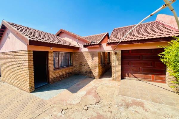 This 3 bedroom 2 bathroom family home in African Jewel is in the market today.

The main bedroom has an en suite bathroom with ...