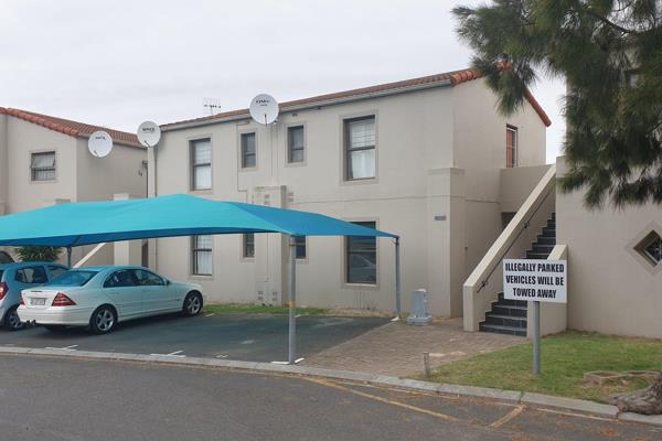 This 1 bedroom, 1 bathroom apartment with secure covered parking
Complex pool and braai ...