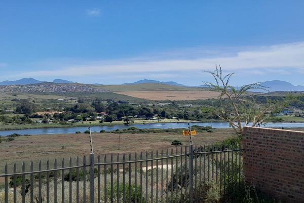 Come and build your own retirement home in the last remaining development in Hartenbos Central, with spectacular views of the mountains ...