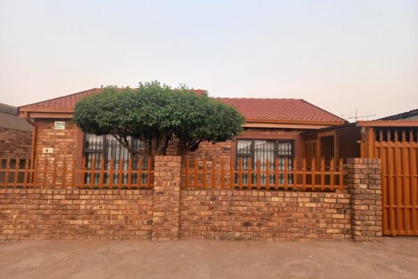 Sole Mandate 

NEAT 2 BEDROOM HOUSE 

This  lovely home offers you:
2 bedrooms with built-in cupboards 
1 bathroom 
Spacious ...