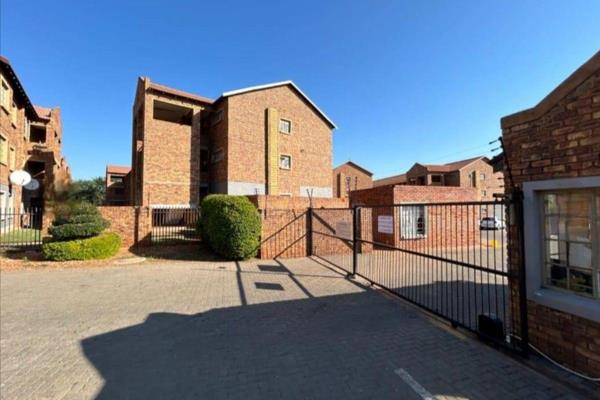 This apartment is perfect for those seeking a simple life. Located just a stone&#39;s throw away from Daan De Wet Nel Road, one of the ...