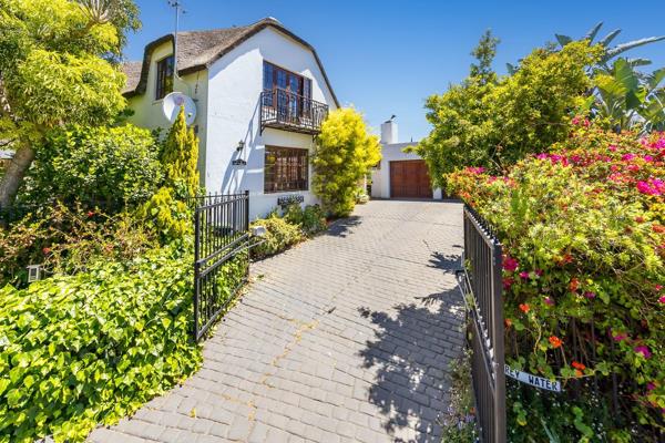 Discover this delightful thatched roof townhouse nestled in the sought-after Thatchers Mews, offering easy access to main routes ...