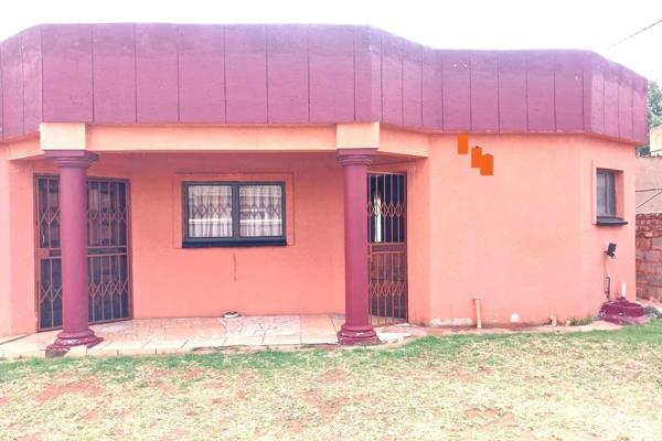 House For Sale In Kwenele South, Katlehong.

Find a nice neat place make it home situated in a quite part of Katlehong close to ...