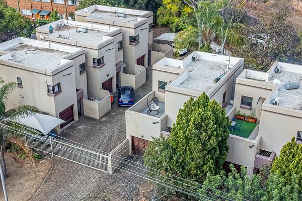 Location, location, location!
Situated in a 24-hour guarded estate, close to all amenities and Laerskool Skuilkrans.
A modern townhouse ...