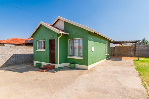 Explore this charming and spacious 2-bedroom house nestled in the heart of Kagiso. It is ...