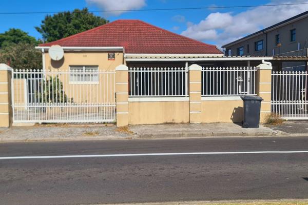 An investors dream!! 

This 3 bedroom home situated in the sought after suburb of Kenwyn, close to Chukker, and Turfhall road. Prime ...