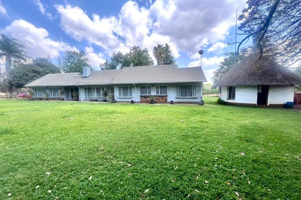 Charming 2.2ha Farm Stand with Spacious Family Home!

This delightful farm stand ...