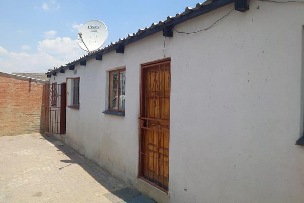 House For Sale in KAALFONTEIN Ex
Investment property investor&#39;s dream!

It has an 297quare meter yard area. It boasts 6 cottages ...