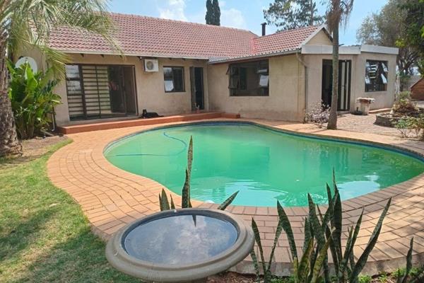 A lovely free standing family home is available for you in Noordwyk, Midrand. It has 3 spacious beds, 2 baths (1 end-suite), living ...