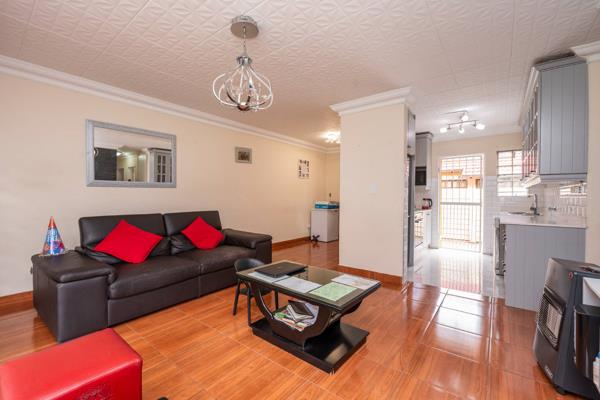 Ideally located in the heart of Meredale, Johannesburg South, in the safe and secure complex of Sparrow Gate, is this charming ...