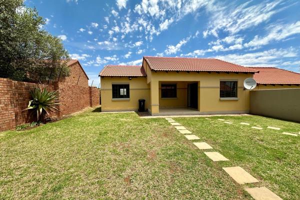 Welcome to this stunning 3-bedroom townhouse located in the sought after Mooikloof Ridge ...