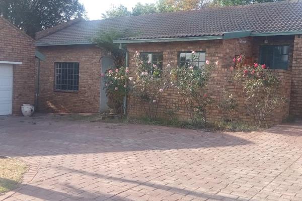 Three bedrooms house in The Reeds,Centurion

This house found in a quite neighbourhood and it offers
3 bedrooms fitted with cupboards ...