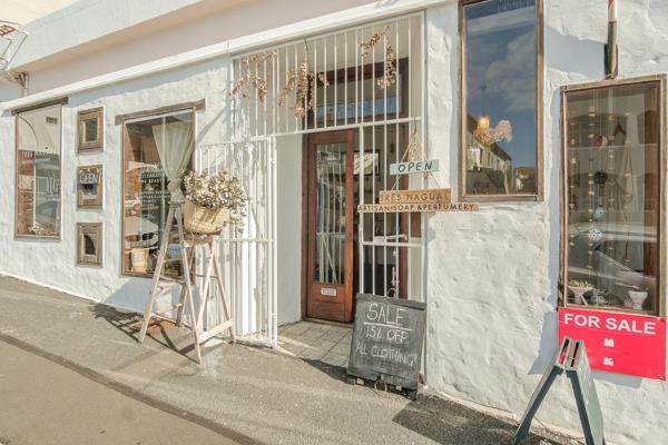 Perfect position! A real last opportunity to own a trendy street frontage shop in the City Bowl at this price, with good pedestrian ...