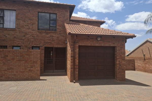 Stunning and neat 3-Bedroom Duplex in Popular Willow Park Manor.  Close to the N4 Highway, The Grove Shopping Centre and Wilgers ...