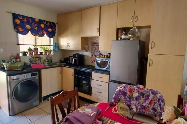 The property offers the following 
2 spacious bedrooms
1 full bathroom 
Spacious ...