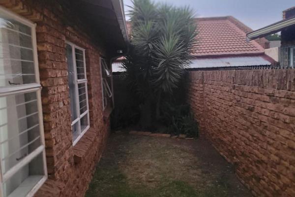 This lovely, low maintenance facebrick home offers easy living and no arrangements to be made when deciding to take a spur of the ...