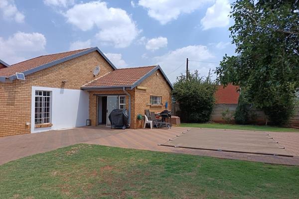 3 Bedroom, 2 Bathroom Family Home in Kookrus, Meyerton

This neat and family-friendly home in Kookrus offers 3 spacious bedrooms and 2 ...