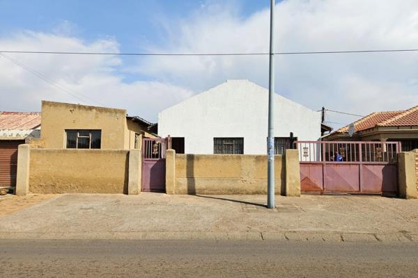 Welcome to this spacious 2 bedroom home, situated in the heart of Dobsonville Ext 4. Designed with family comfort in mind The property ...