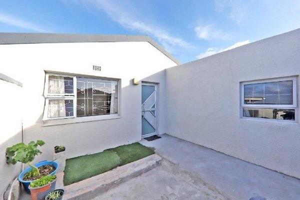 Cozy 3-bedroom home for sale in Berlin square Strandfontein

This family home is ready to move in and offers 3 bedrooms, open plan ...