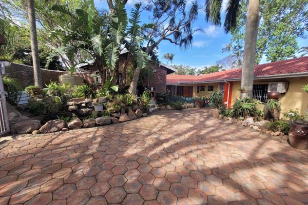 Stunning house in the lush area of Atholl Heights.
This home boasts 5 bedrooms, 4 bathrooms (main en-suite has a double shower), 2 ...