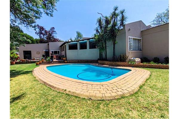 Amazing family home for rent in popular Northcliff - not to be missed!!
Very spacious living areas/kitchen and bedrooms
The house ...