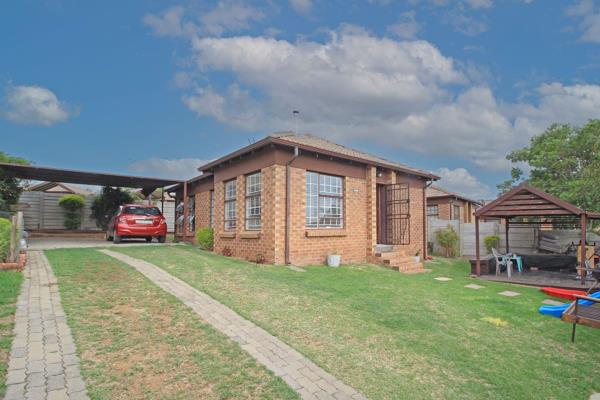 Sole mandate!  

Medium family house in Thatch Hill Estates Mandates by Seeff Properties . 

The house has a  3 Bedroom and kitchen ...