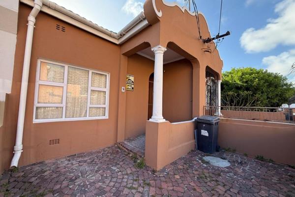 Step into a piece of Cape Town&#39;s heritage with this delightful two-bedroom home ...