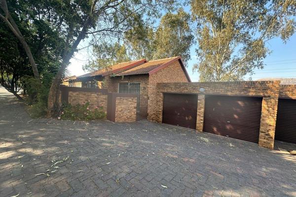 This lovely, lock-up and go -  2 Bedroom face brick unit - is located in a popular complex in Wilgeheuwel!
If offers 2 Bedrooms - neat ...