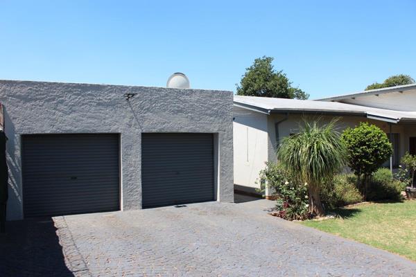 This beautifully renovated family home in the heart of Edleen is now available for rent. 

Conveniently located within walking ...