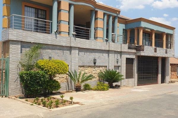 Discover a well-designed investment property in the heart of Rabie Ridge. This apartment complex is divided into 6 unique units ...