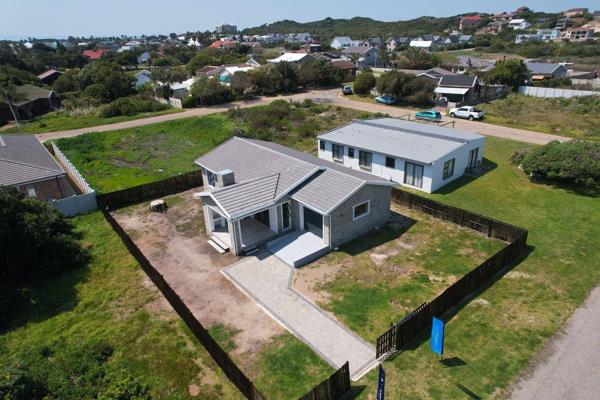 EXCLUSIVE SOLE MANDATE - Consider this architecturally designed home if you are looking for property in Jeffreys Bay. Situated in a ...