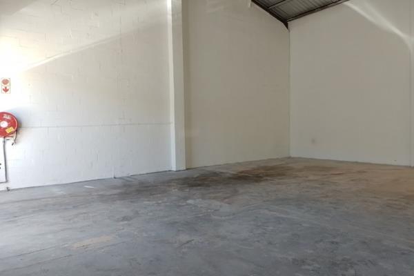 Clarkson Square offers industrial space and is located in Clarkson Street, Strand. 
Units  are well secured with rollershutter doors ...