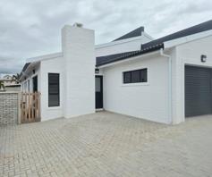 Townhouse for sale in Beacon Bay