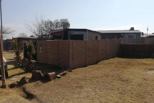 Suggested opening bid R 550 000

Interior :
2 x bedrooms 
1 x bathroom 
Kitchen 
Dining room 
Alarm system
Security gate ...