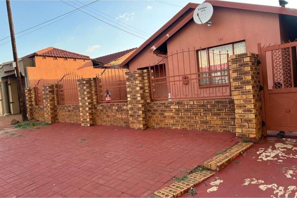 Welcome to your dream home, now on the market in the heart of Dobsonville Ext 1, Gauteng! This newly listed, owner-occupied property is ...