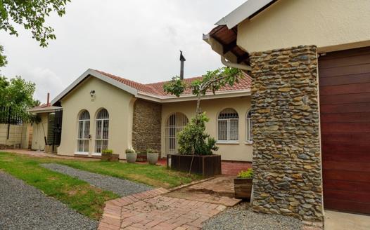 4 Bedroom House for sale in Glen Marais