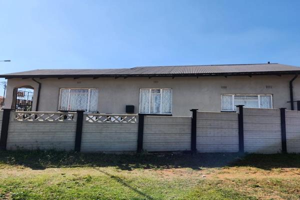 2 BEDROOM HOUSE  **FOR SALE**
RIVERLEA
DANUBE STREET – ZONE1
Corner Stand
ASKING PRICE: R650 000
This LOVELY HOME HAS PLENTY OF ...