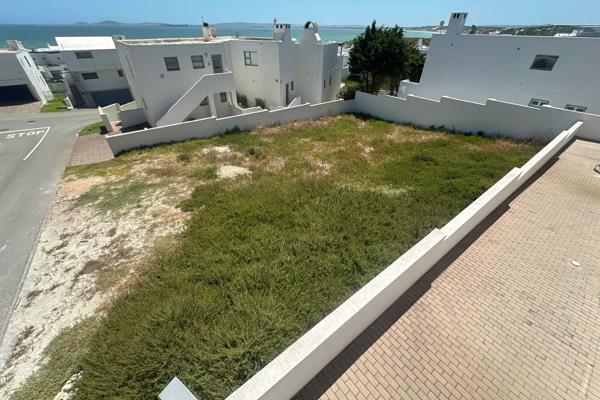 Experience coastal living at its finest with this 367m2 vacant stand in Paradise Beach, Langebaan. Not only is it beautifully situated ...