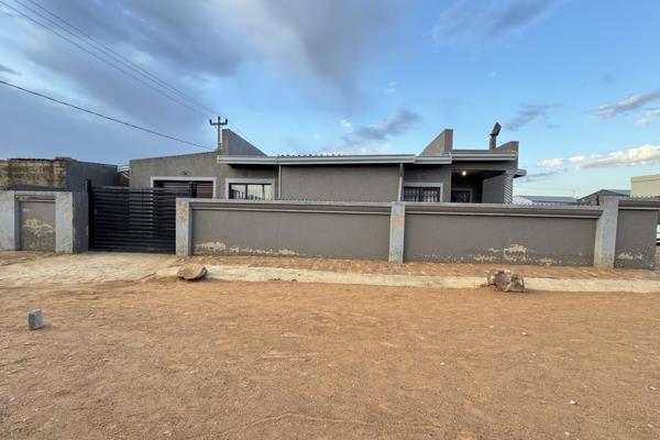 Discover the opportunity of owning this beautiful home situated in Etwatwa, one of the most sought -after-parts of Daveyton.
It ...