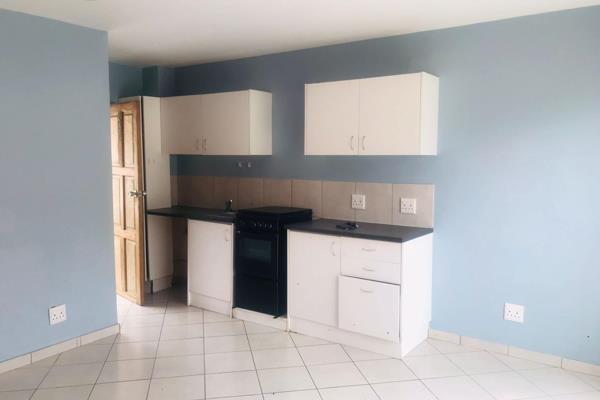 Lovely 2 bedroom flat available at Kidd&#39;s Beach. Open plan lounge and kitchen, kitchen with stove.
Study/office with ensuite ...