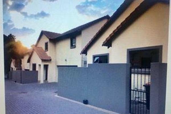 5 bed cluster home - R18500.00pm
 
This cluster home comprises open plan living areas with well appointed kitchen. Downstairs are 3 ...