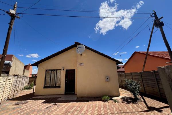 This family home consists of three bedrooms, bathroom, open plan lounge and a kitchen. It has burglar bars, and is fully walled and ...