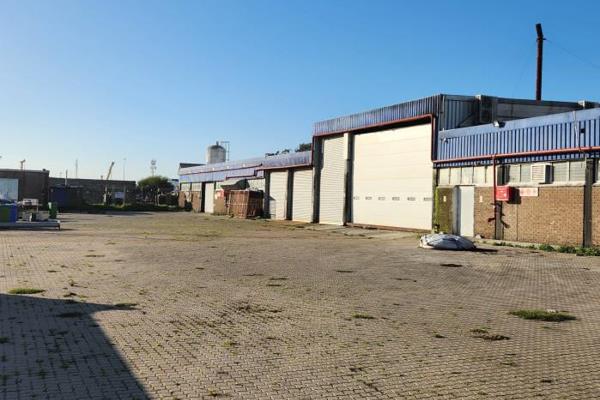 Prime and expansive &#177;9 500m&#178; warehouse situated in an ideal location in a ...