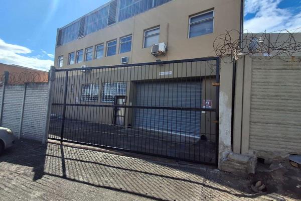 Industrial, ground floor warehouse available to let in Braelyn with both front and back yards. 
This property includes three, neat ...