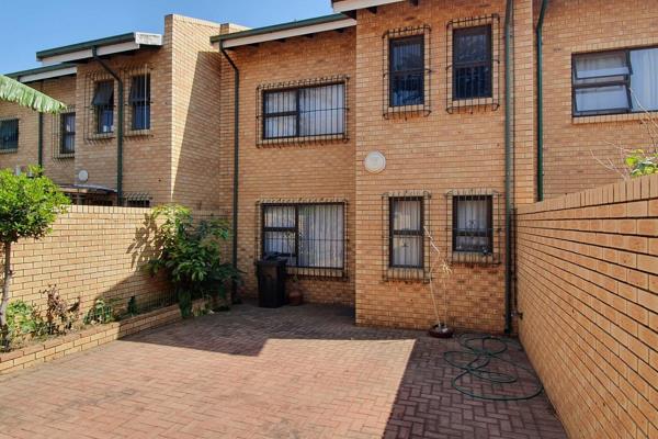 This modern two bedroom townhouse offers the following:

DOWNSTAIRS
•	Open plan ...