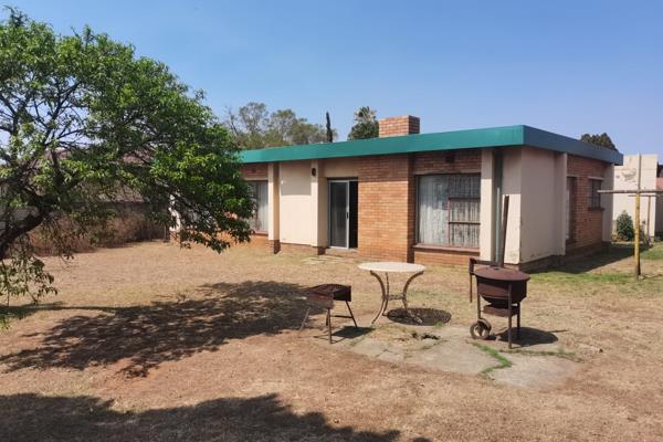 Seize this prime opportunity in Vanderbijlpark sought-after CE5 neighborhood! This 3-bedroom, 2-bathroom home offers an ideal blend of ...