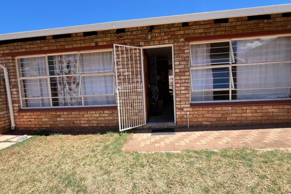 This charming townhouse in the sought-after area of Noordheuwel offers a comfortable and ...