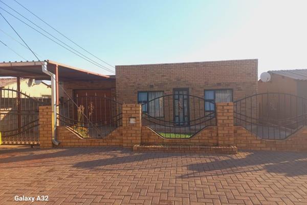 This lovely property is fully  fence with baglar  bars to all windows 
This property offers you 2 bedroom and 4 outside bathroom 
It ...