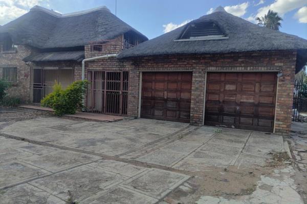 Welcome to this charming 3 bedroom, 2 bathroom home in the heart of Gauteng. This property boasts an open plan kitchen with a ...